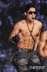 【フォト】キム・ヒョンジュン腹筋披露