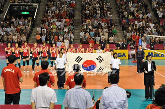 イム・ヒョンジュが女子バレー日韓戦で韓国国歌を斉唱