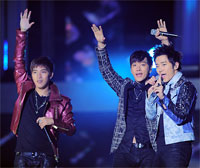 【フォト】2PM「さあ、みんな手を上げて!」