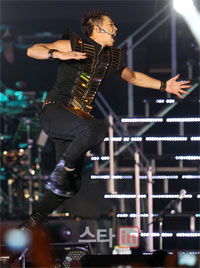 徴兵:Rain入隊前ファイナルステージに2万人