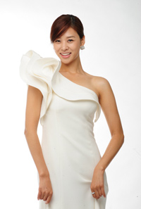 チャン・シニョン、純白ドレス姿でポスター撮影