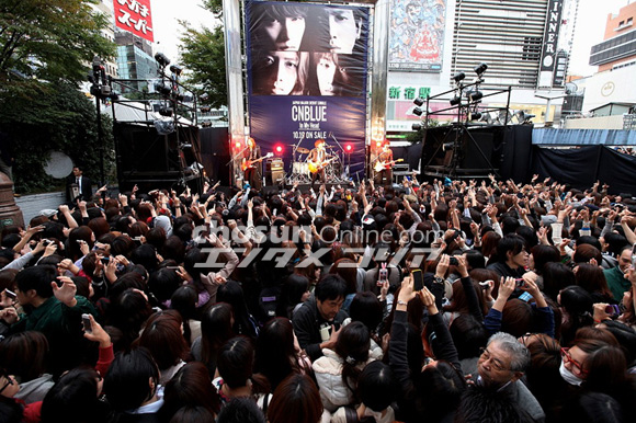 CNBLUEの新宿フリーミニライブに7000人、1曲で中止に