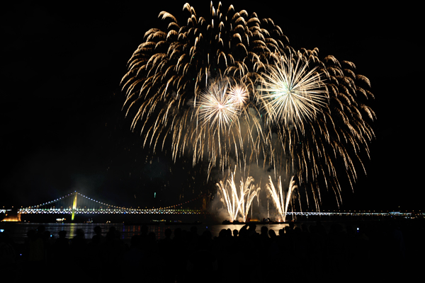 釜山の夜の海を照らす花火の競演