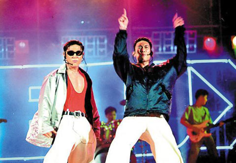 1990年代最高の人気を誇ったダンスグループ「Deux」のメンバー、故キム・ソンジェさん（写真右）とイ・ヒョンドさん。／写真＝朝鮮日報DB