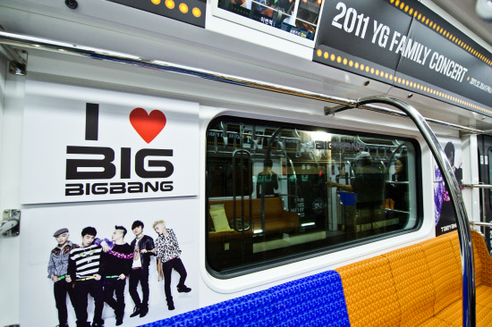 2NE1らが地下鉄に！「YGファミリー列車」運行