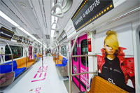 2NE1らが地下鉄に!「YGファミリー列車」運行