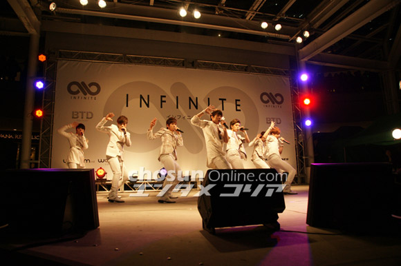 INFINITEが日本デビュー会見、ミニライブ&ハイタッチ会開催