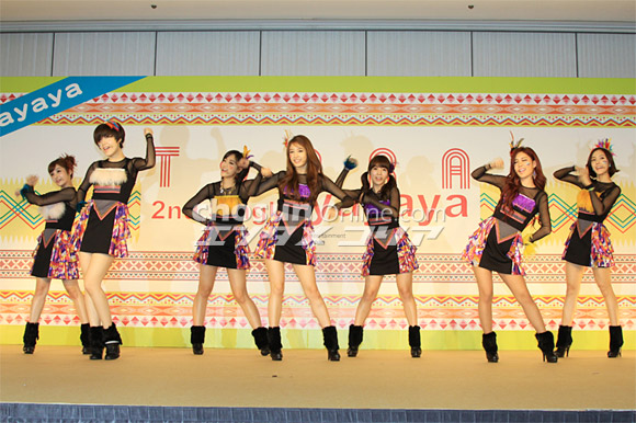 T-ARAがニューシングル発売記念イベントで「お祈りダンス」初披露