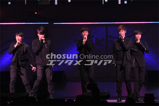 「K-POP Festival X-mas Edition」開催、BOYFRIENDが日本初ライブ