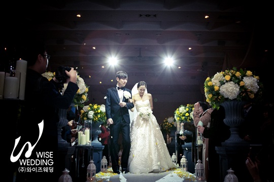 カン・ソンヨン、結婚式写真公開