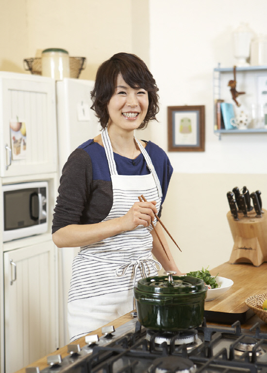 朴賛浩夫人が料理番組の司会に