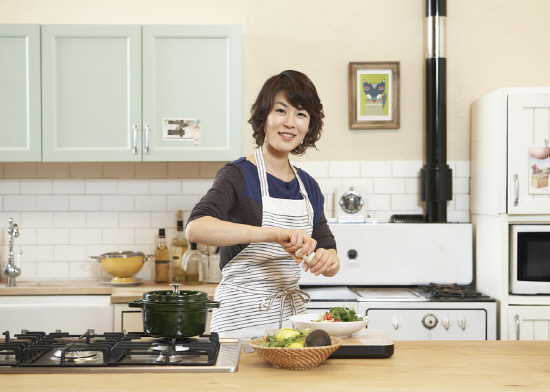 朴賛浩夫人が料理番組の司会に