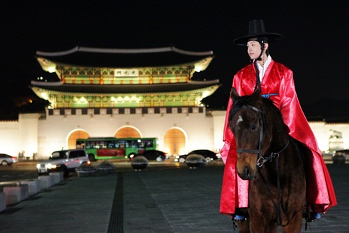 チ・ヒョヌ、馬に乗って光化門に登場