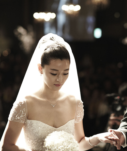 チョン・ジヒョン、結婚式写真を公開