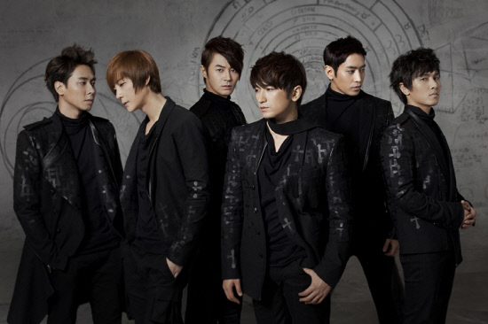 SHINHWA、9日に各地で2人ずつサイン会