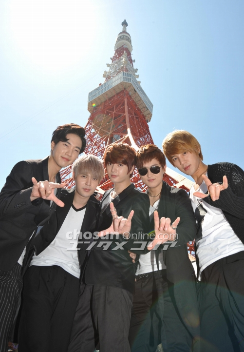 5人の超新星、新曲リリースイベントを東京タワーで開催「ユナクの心はここにいる」