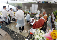 【フォト】パク・ヨンハさんの死から2年、雨の追悼式