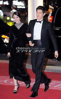 【フォト】笑顔のユ・ジテ&キム・ヒョジン夫妻=釜山映画祭