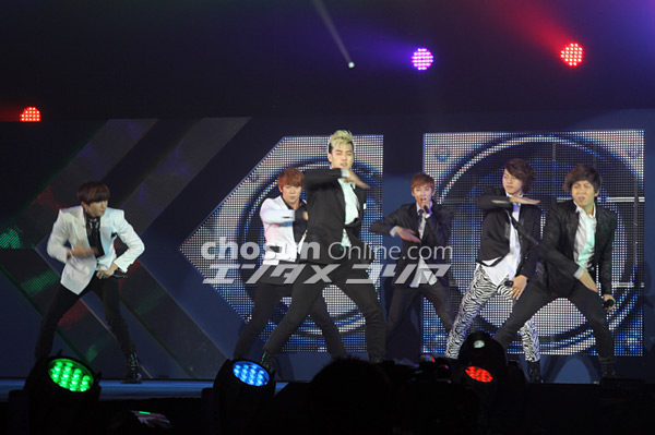 GirlsAwardにU-KISS、MYNAMEが参加、モデルではNanaも