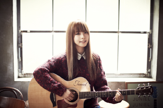 JUNIEL、新曲アコースティック・ライブ映像を公開