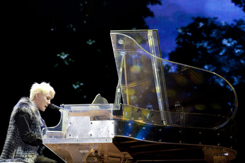 ▲31日に行われたコンサートで、自らピアノを弾き、ドラマ『優しい男』の挿入歌「本当に」を歌うジュンス。写真提供＝C-JeSエンターテインメント