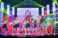 【フォト】新曲「Dancing Queen」を披露する少女時代