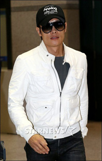 【フォト】最優秀海外スター賞イ・ビョンホンが帰国