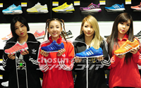 【フォト】2NE1、アディダスのスニーカーをPR