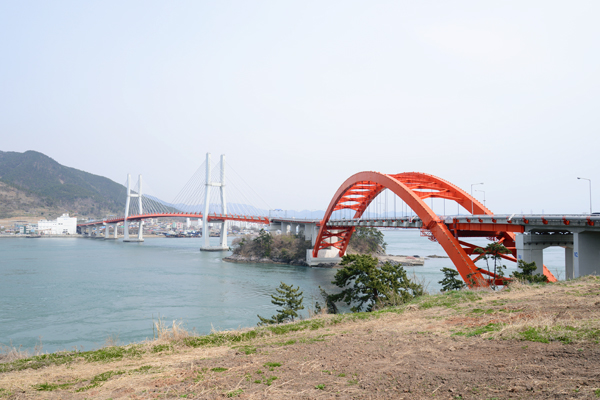 草養島から見た三千浦大橋。独特の赤いアーチ型が印象的だ。