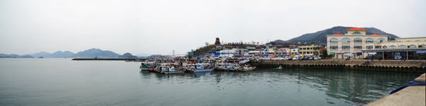 三千浦港から見た港湾の風景。