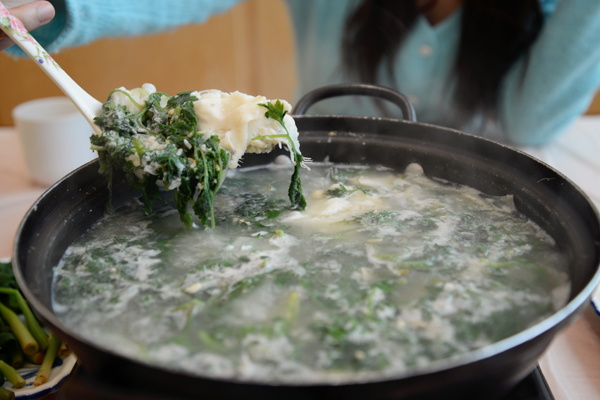 深い海の香りとヨモギの香りが感じられる「メイタガレイとヨモギのスープ」はさっぱりした味が特徴だ。