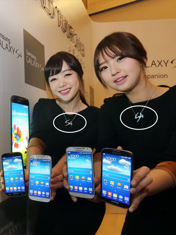 サムスンのスマホ発表会、ネックレスに注目 
