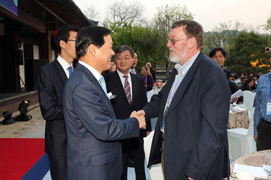 18日、昌原市の朴完洙市長（写真左）が「2013年世界記者大会」に参加した外信記者団を「昌原の家」に招待した。