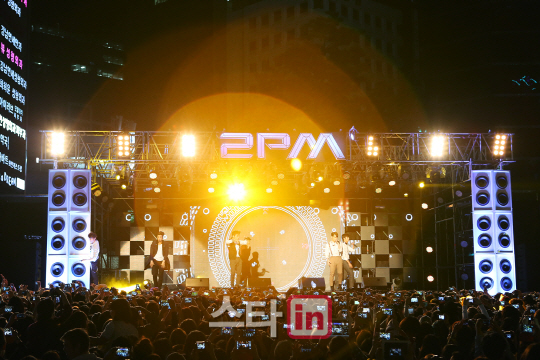 2PM「江南ゲリラライブ」に3000人