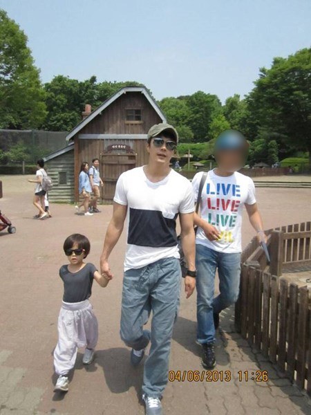 クォン・サンウ夫妻、息子と動物園を満喫