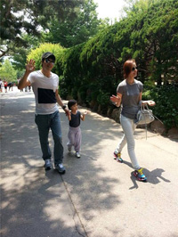 クォン・サンウ夫妻、息子と動物園を満喫