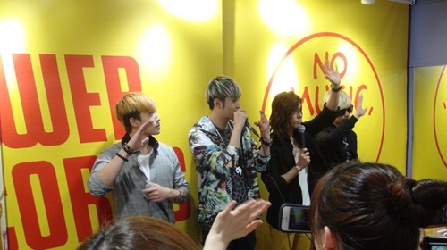 M.I.B、渋谷タワレコで握手会