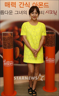 【フォト】ユジン、アーモンドをPR