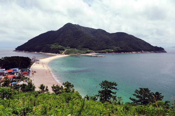 閑麗海上に浮かぶ異国情緒あふれる島「比珍島」と、島内にある「比珍島サンゴ光海岸」