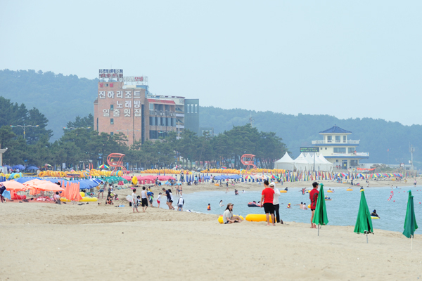 蔚山の鎮下海水浴場は浅くて水がきれいなため、夏のリゾートに最適だ。