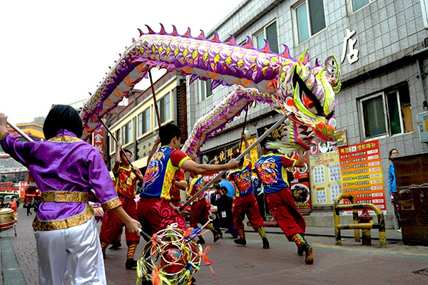仁川チャイナ・タウンで行われる中国伝統の竜踊り。
