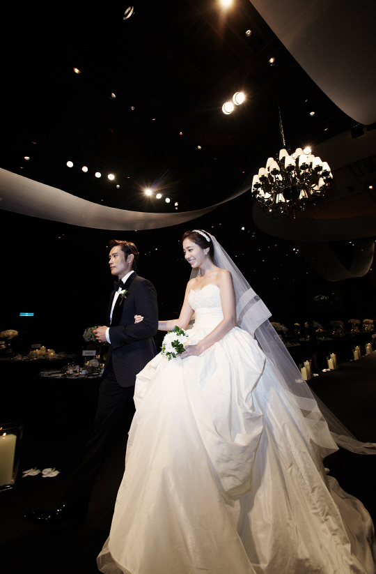 イ・ビョンホン、結婚式の写真を公開