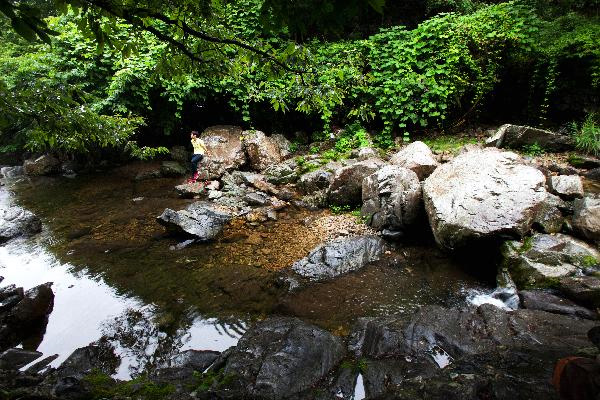 鏡のように澄んだ水をたたえる長安寺渓谷