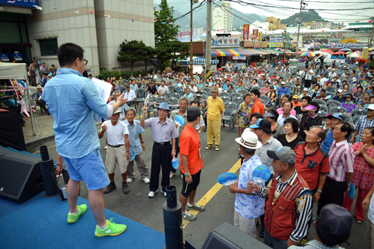 ▲魚市場ならではの雰囲気が感じられる馬山魚市場祭り。地元の人々が祭りを楽しだ。