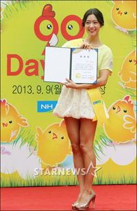 【フォト】広報大使にクララ=99デー