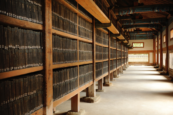 海印寺では、世界で最も古い木版仏教経典「八万大蔵経」を見ることができる