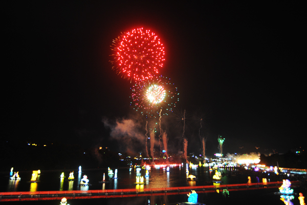 今年の祭りは開幕式のほかにも3日と10日に花火の打ち上げあり。