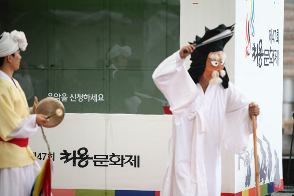 祭りでは韓国伝統の面をかぶって繰り広げられる「マダン劇」も上演された