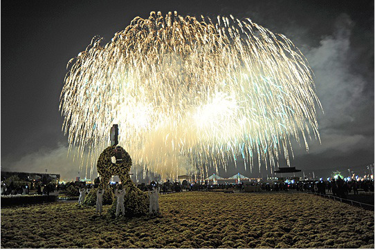 菊祭りの見どころの一つ、前夜祭の「ミュージック花火ショー」の様子