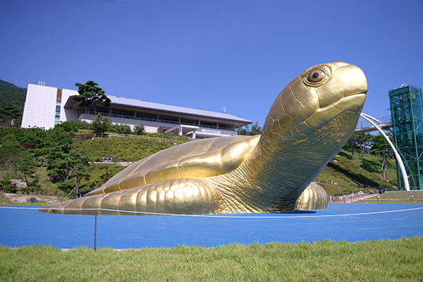 彫刻公園の中央には健康と長寿を象徴する全長20メートルの黄金の亀の像があった。